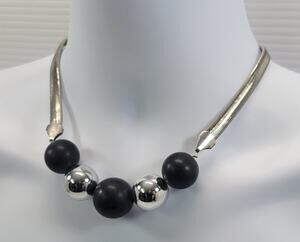 e5) Flame Silvertone Silver Black Beaded Costume Jewelry Necklace